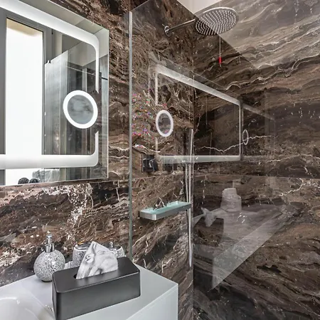 Luxury Over Time Roma